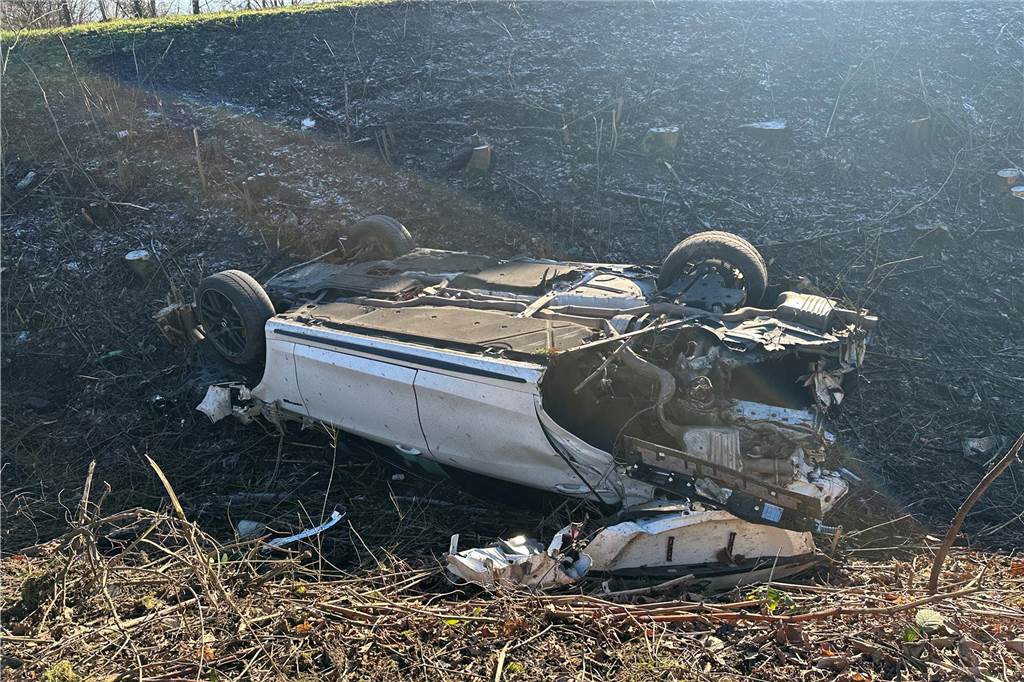 Pkw überschlägt sich und landet im Graben Einer der Unfallwagen landete im Graben.