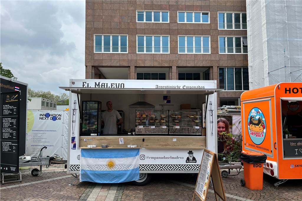Einer der vielen Exoten auf dem Friedensplatz: Der Stand „El Malevo“ bietet argentinische Empanadas an, gefüllte Teigtaschen.