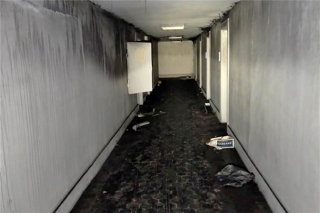 Einer der vielen Flure, an denen die früheren Büros liegen. Dort wurden alle Kabel und Rohre von Unbefugten aus den Wänden gerissen, um sie zu Geld zu machen.
