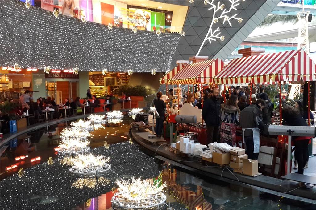Weihnachten in einer muslimisch-christlichen Familie Weihnachtsmarkt in einem Einkaufszentrum in Istanbul