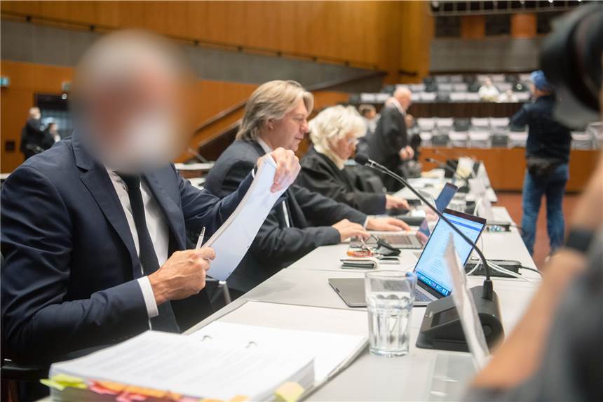 VW-Dieselaffäre: Abgas-Betrugsprozess angelaufen - „Wir haben beschissen“ Einer der vier Angeklagten (l) sitzt zu Prozessbeginn in der Stadthalle Braunschweig. In der Stadthalle beginnt ein Strafprozess des Landgericht Braunschweig gegen vier Angeklagte im VW-Abgasskandal. Es geht um die Rolle der Manager in der Diesel-Affäre, die im September 2015 an die Öffentlichkeit kam.
