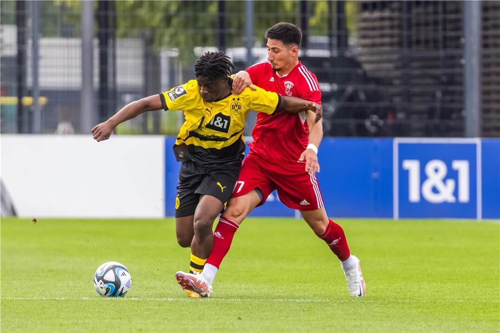 Yilmaz hat zuletzt „den Spaß am Fußball verloren“ Olcay Yilmaz versucht im Zweikampf, seinem Gegenspieler den Ball abzunehmen.