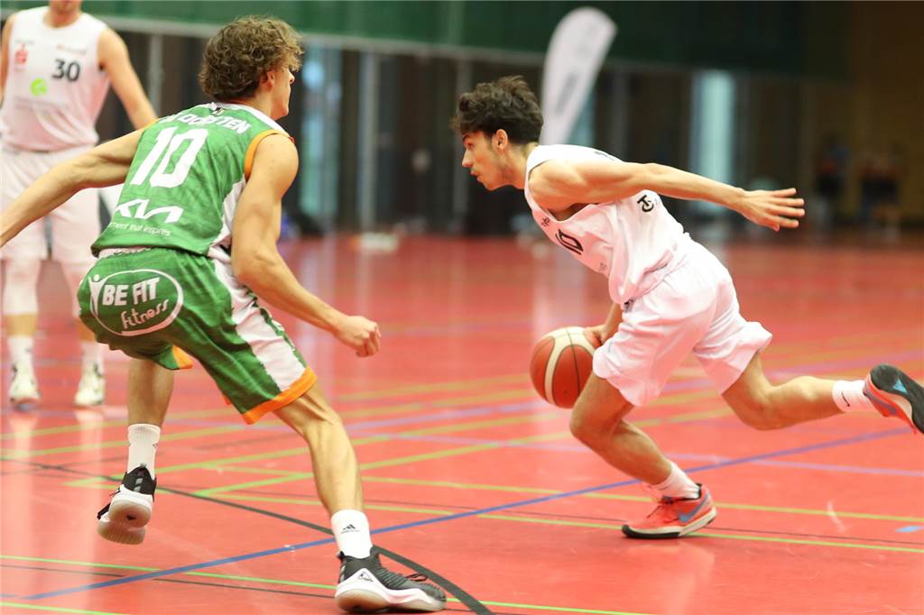 Citybasket wie ein Abstiegskandidat, BG Dorsten souverän: Auch Hertener Löwen siegen auswärts Einer der wenigen Lichtblicke im Recklinghäuser Team: Lukas Vasiliu, hier im Duell mit dem Dorstener Juri Glavovic.