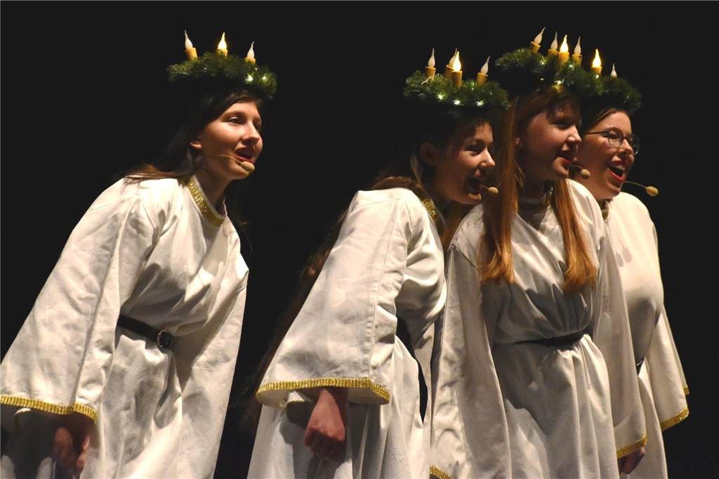 Christmas-Show: Musikschule begeistert das Publikum im Theater Mädchen mit Adventskränzen auf den Köpfen