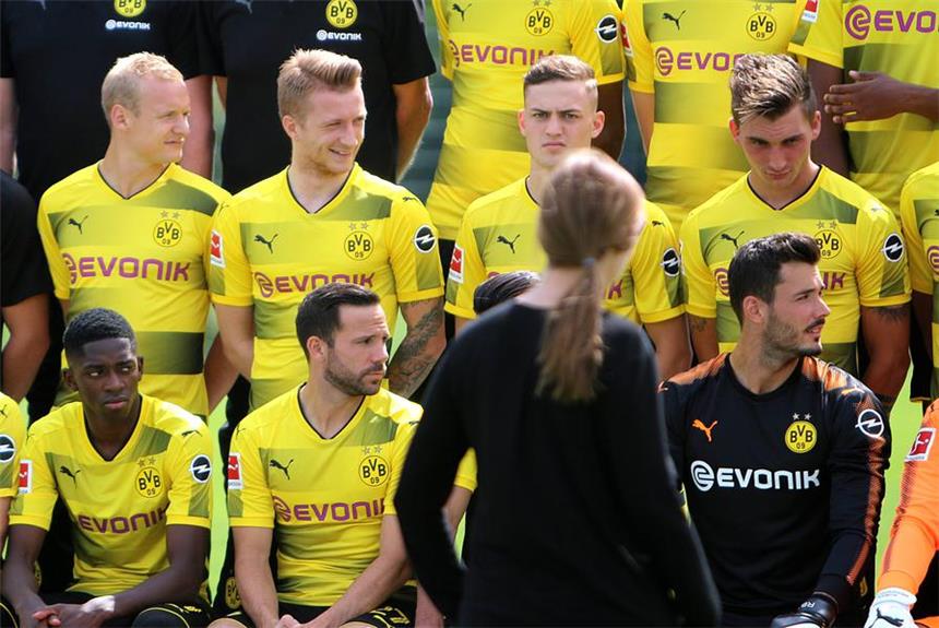 Dembele benimmt sich wie ein bockiges Kind Einer schmollt: Ousmane Dembele (links unten) will seinen Wechsel zum FC Barcelona offenbar erzwingen.