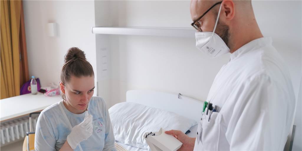 Trotz Warteliste: Dortmunds einzige Long-Covid-Ambulanz musste schließen Eine Patientin macht Riechtraining mit einem HNO-Arzt.