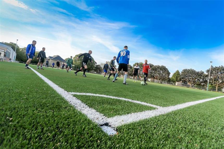 Stadt lässt Analyseergebnisse der Kunstrasen-Hersteller prüfen Einer von rund 50 Kunstrasen-Plätzen im Stadtgebiet: Der DJK Eintracht Dortmund trainiert auf dem Kunstrasen der Sportanlage "Am Wasserfall".