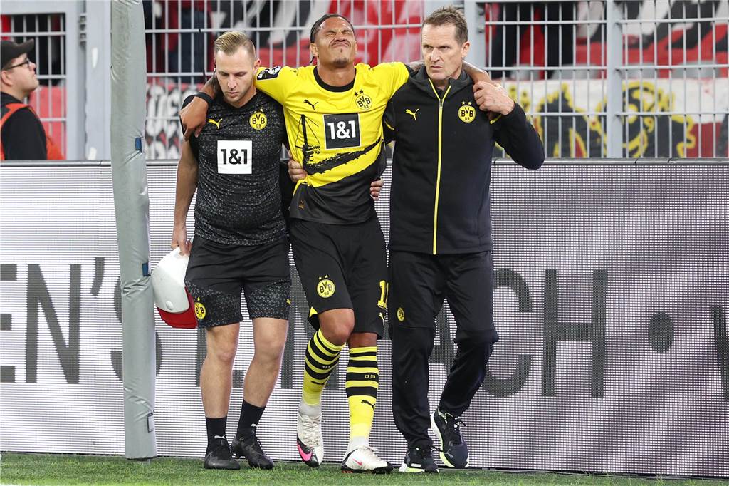 BVB-U23-Trainer Jan Zimmermann kündigt an:: „Wir ändern Strukturen für die Talent-Entwicklung“ Justin Butler geht gestützt von zwei Physiotherapeuten vom Feld.