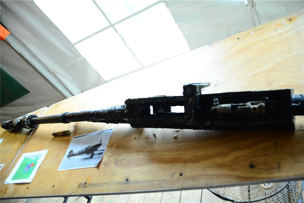 Wo ist der Pilot? Spezialteam gräbt im Amtsvenn abgestürztes Kampfflugzeug aus Eines der aus dem abgestürzten Gefechtsflugzeug geborgenen Geschütze. Er war an einem Flügel der Hawker Typhoon befestigt.