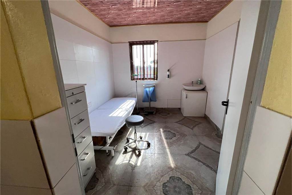 Neue Krankenstation für Sierra Leone war ein echter Kraftakt Eines der Behandlungszimmer in der neuen Krankenstation