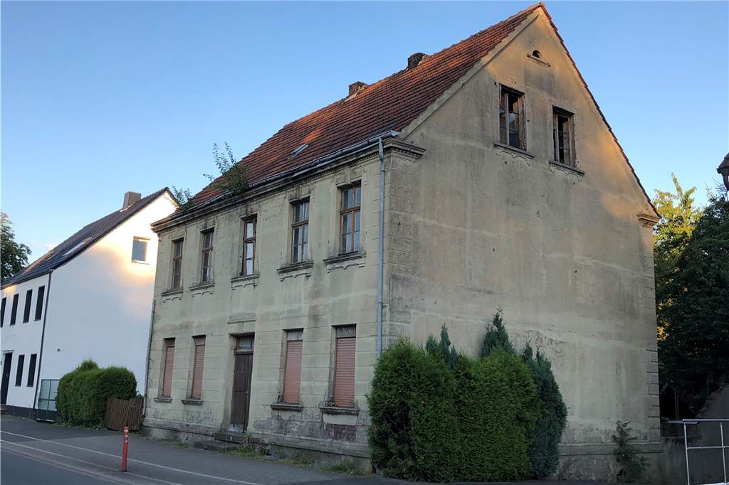 Achtung: Von diesen drei Gammelhäusern könnte echte Gefahr ausgehen Eines der beiden Gammelhäuser, die Willi Müller an der Gerther Straße fotografiert hat. Im Dach wachsen auch hier schon Zweige heraus.