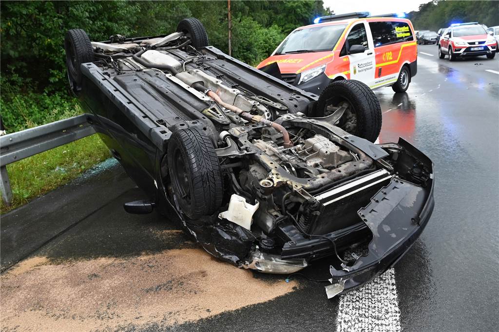 Unfälle auf der A 31 - 17 Menschen, darunter mehrere Kinder, wurden verletzt (mit Video) Eines der Fahrzeuge überschlug sich und landete auf dem Dach.