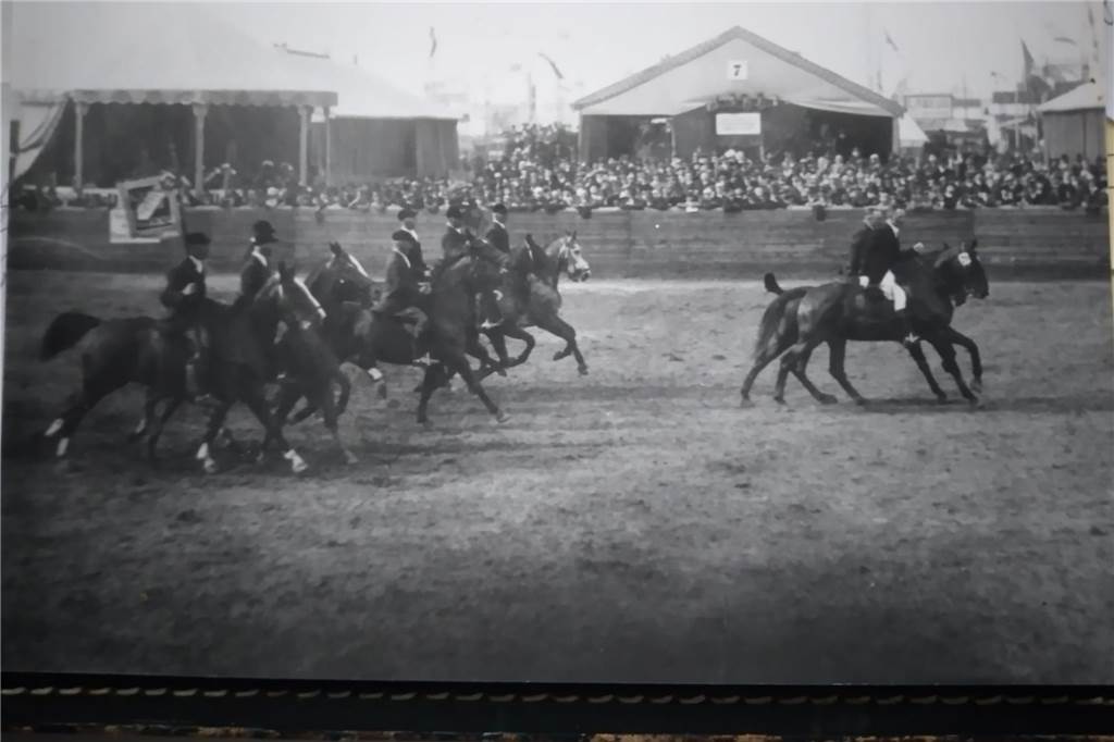 Bleibt Attraktivität 100 Jahre? Antworten aus dem Reitverein Legden Eines der frühesten Bilddokumente: ein Foto der Legdener Mannschaft beim DLG-Turnier in Dortmund 1927.