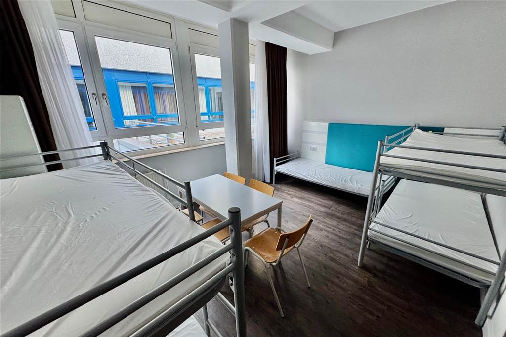 Aufnahmeeinrichtung für Flüchtlinge an der Schleefstraße wird bezogen Zimmer.