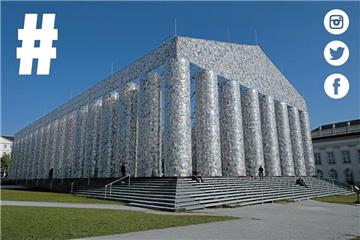 Eines der größten Projekte der documenta: Verbotene Bücher bilden einen Nachbau des Parthenon-Tempels.