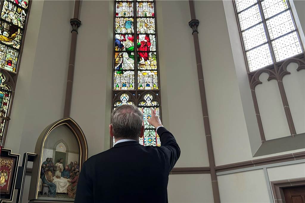 Thomas Roddey über Seelsorge und Ostern: „Es wird sich einiges ändern“ Pfarrer Thomas Roddey zeigt in der Herz Jesu Kirche in Lünen-Mitte auf eines der Kirchenfenster, das die biblische Szene zeigt, in der der Jünger Thomas Jesus nach dessen Auferstehung wiedersieht.