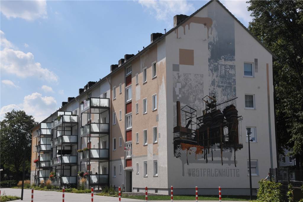 Das steckt hinter den provokanten Plakaten in der Dortmunder Nordstadt Eines der modernisierten Vivawest-Häuser an der Straße Lütgenholz.