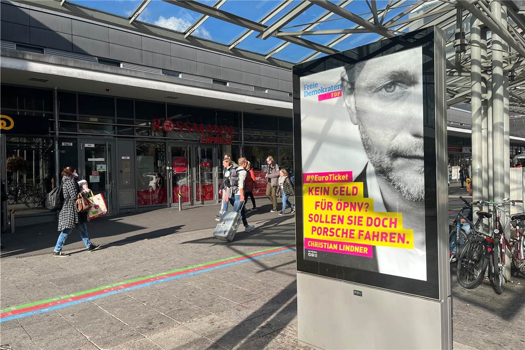 Staatsschutz ermittelt wegen gefälschter Lindner-Plakate – FDP-Chef sieht‘s gelassen Eines von 28 gefälschten Christian-Lindner-Plakaten haben die Unbekannten an einer Werbetafel am Eingang des Hauptbahnhofs angebracht.