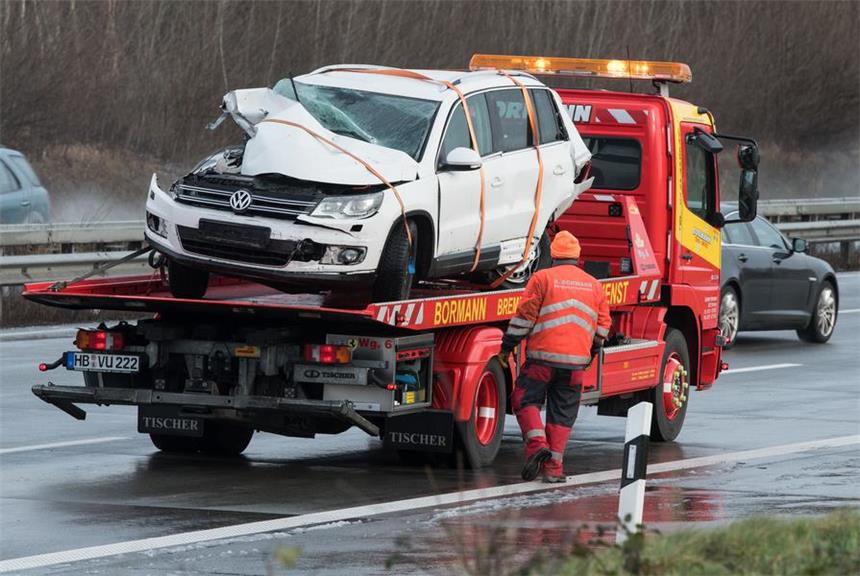 Eisglätte in NRW: Zahlreiche Unfälle und ein Toter Eines von insgesamt zwei Autowracks ist nach einem Unfall durch Eisglätte am 04.01.2017 auf der Autobahn A1 bei Oyten (Niedersachsen) geborgen worden. Nach dem Unfall war die Strecke in Fahrtrichtung Hamburg für mehrere Stunden gesperrt. Nach Sturmböen und Graupelschauer sorgte das Wetter für winterliche Verhältnisse auf Norddeutschlands Straßen. Foto: Ingo Wagner/dpa +++(c) dpa - Bildfunk+++ | Verwendung weltweit