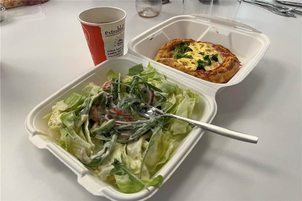 Preiswert und gut in der Altstadt essen – der große Test Eines von sechs Gerichten auf aktuellen Mittagskarten im Extrablatt: Eine kleine Brokkolipizza mit einem Beilagensalat und einer Cola.