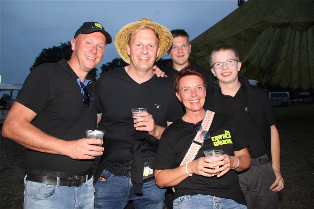 Einfach Bauer – Open Air! Der Name war Programm. Auf dem Acker und der Bauernwiese von Benedikt Hülsbusch in Bork feierten viele Tanzwürmer am Samstagabend (16. September), während der untergehenden Sonne, eine ausgelassene Party. Stimmung und gute Laune war garantiert. Schlagerstar Olaf Henning sorgte auf der Bühne für ausgelassene Stimmung. 