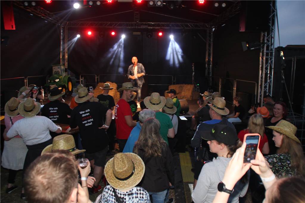 Einfach Bauer – Open Air! Der Name war Programm. Auf dem Acker und Bauernwiese von Benedikt Hülsbusch in Bork feierten viele Tanzwürmer am Samstagabend (16. September), während der untergehenden Sonne, eine ausgelassene Party. Stimmung und gute Laune war garantiert. Schlagerstar Olaf Henning sorgte auf der Bühne für ausgelassene Stimmung. 
