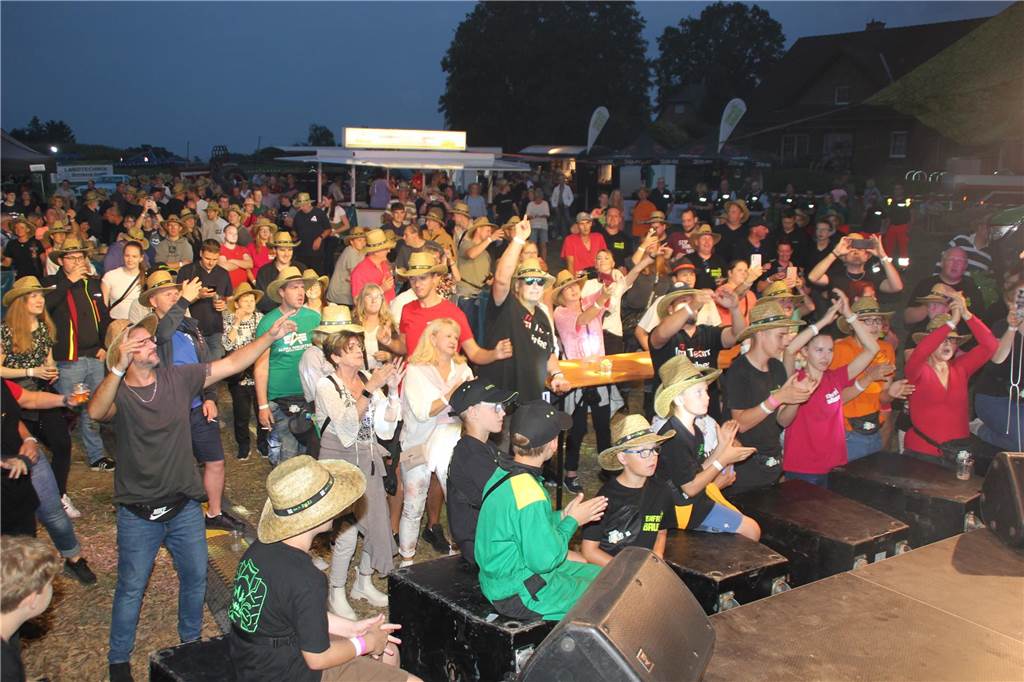 Einfach Bauer – Open Air! Der Name war Programm. Auf dem Acker und Bauernwiese von Benedikt Hülsbusch in Bork feierten viele Tanzwürmer am Samstagabend (16. September), während der untergehenden Sonne, eine ausgelassene Party. Stimmung und gute Laune war garantiert. Schlagerstar Olaf Henning sorgte auf der Bühne für ausgelassene Stimmung. 