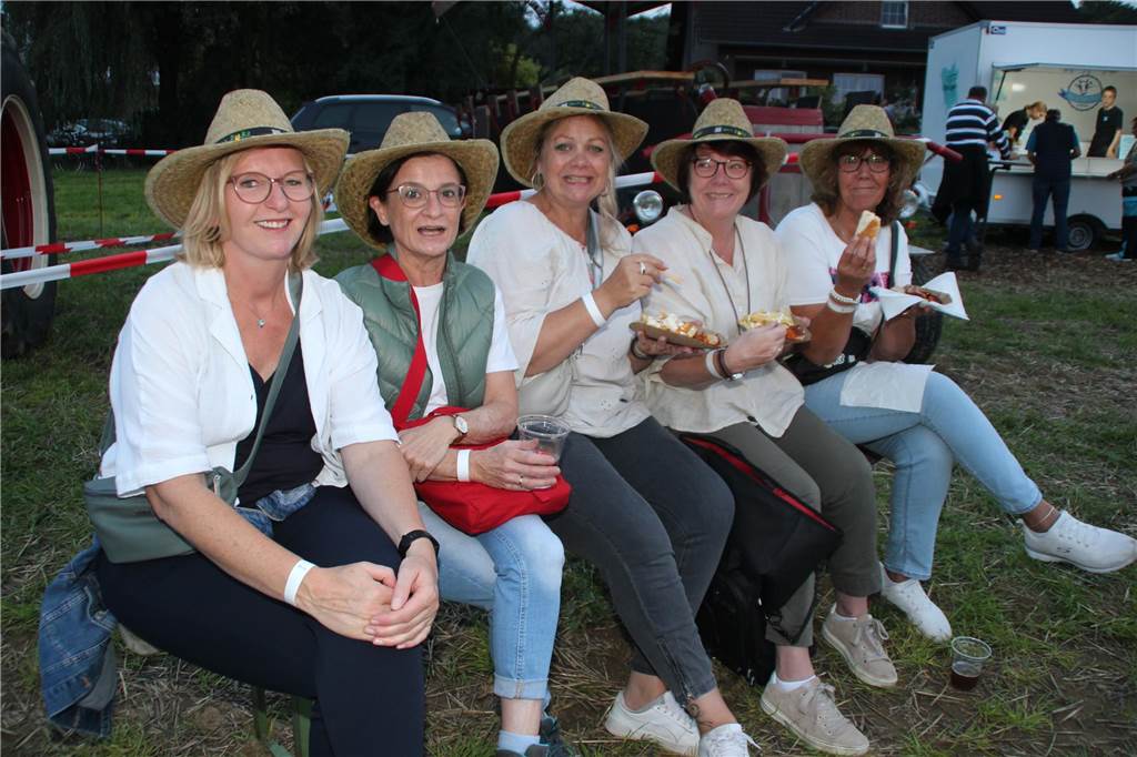 Einfach Bauer – Open Air! Der Name war Programm. Auf dem Acker und Bauernwiese von Benedikt Hülsbusch in Bork feierten viele Tanzwürmer am Samstagabend (16. September), während der untergehenden Sonne, eine ausgelassene Party. Stimmung und gute Laune war garantiert. Schlagerstar Olaf Henning sorgte auf der Bühne für ausgelassene Stimmung. 