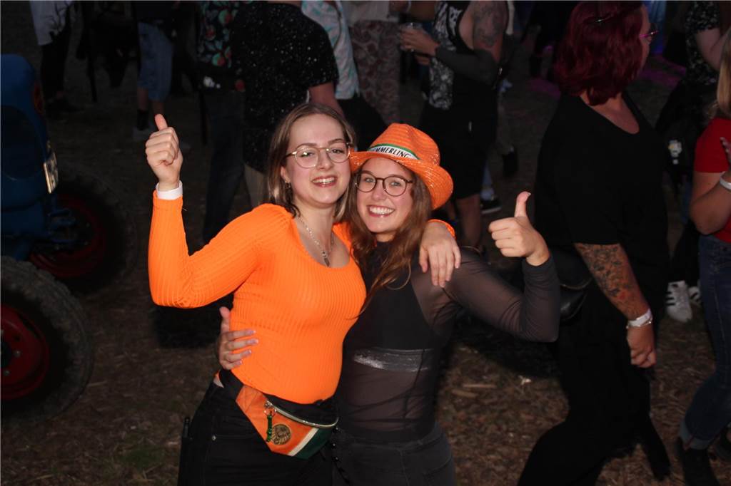 Einfach Bauer – Open Air! Der Name war Programm. Auf dem Acker und Bauernwiese von Benedikt Hülsbusch in Bork feierten viele Tanzwürmer am Samstagabend (16. September), während der untergehenden Sonne, eine ausgelassene Party. Stimmung und gute Laune war garantiert. Schlagerstar Olaf Henning sorgte auf der Bühne für ausgelassene Stimmung. 