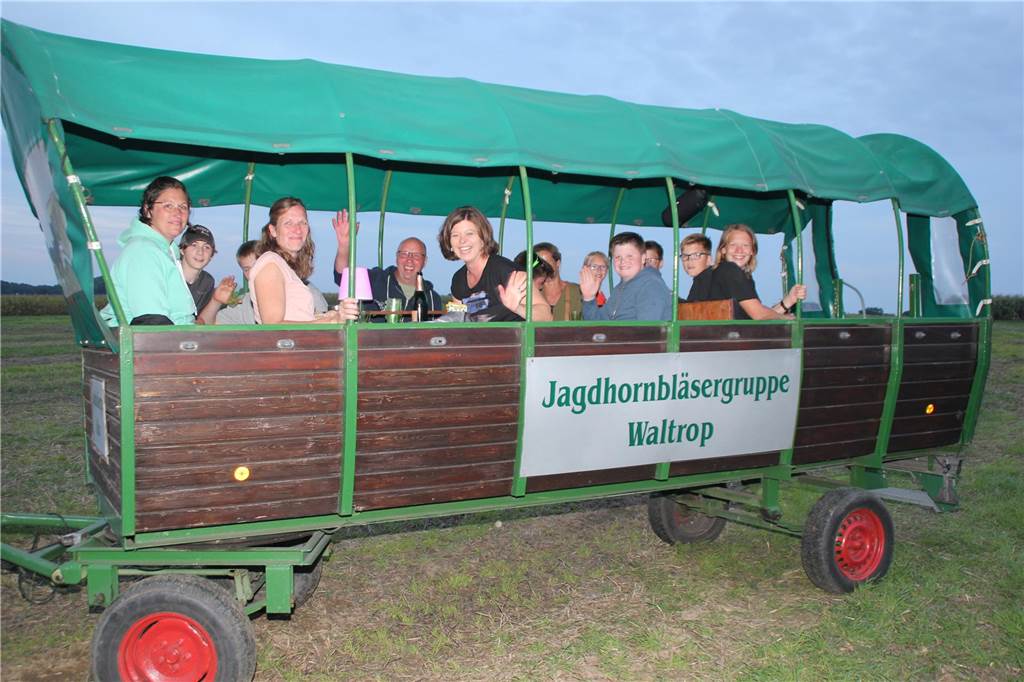 Einfach Bauer – Open Air! Der Name war Programm. Auf dem Acker und Bauernwiese von Benedikt Hülsbusch in Bork feierten viele Tanzwürmer am Samstagabend (16. September), während der untergehenden Sonne, eine ausgelassene Party. Stimmung und gute Laune war garantiert. Schlagerstar Olaf Henning sorgte auf der Bühne für ausgelassene Stimmung. 