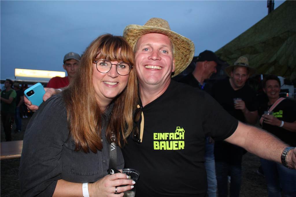 Einfach Bauer – Open Air! Der Name war Programm. Auf dem Acker und Bauernwiese von Benedikt Hülsbusch in Bork feierten viele Tanzwürmer am Samstagabend (16. September), während der untergehenden Sonne, eine ausgelassene Party. Stimmung und gute Laune war garantiert. Schlagerstar Olaf Henning sorgte auf der Bühne für ausgelassene Stimmung. 