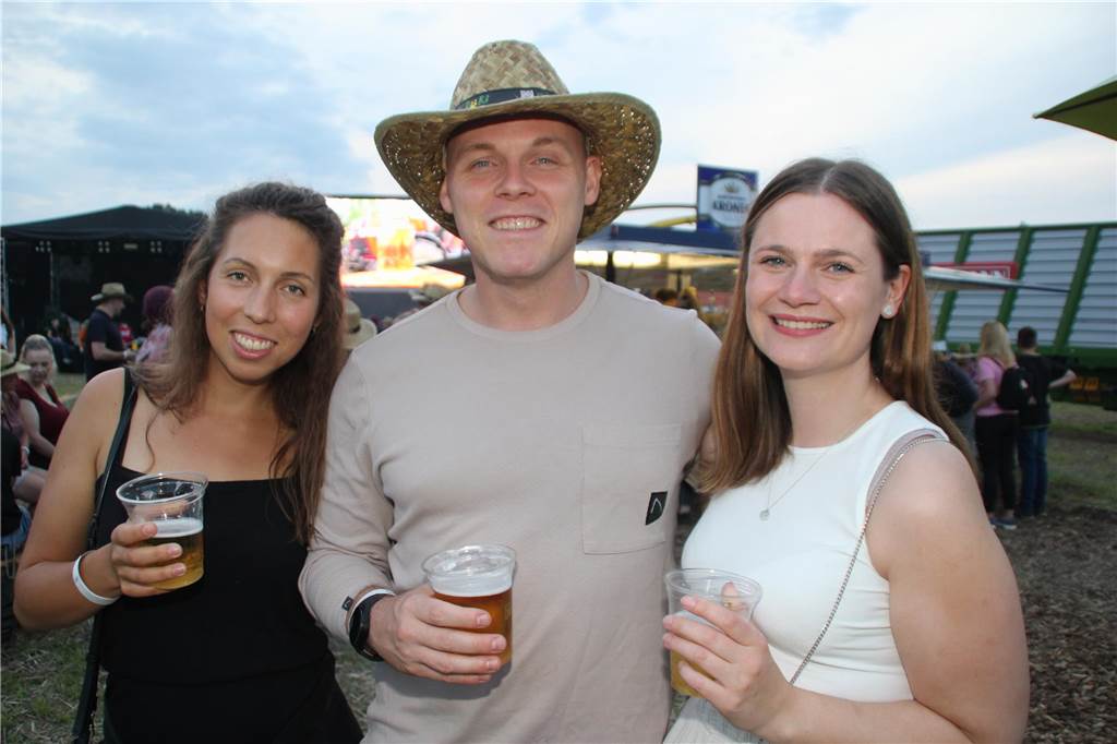 Einfach Bauer – Open Air! Der Name war Programm. Auf dem Acker und Bauernwiese von Benedikt Hülsbusch in Bork feierten viele Tanzwürmer am Samstagabend (16. September), während der untergehenden Sonne, eine ausgelassene Party. Stimmung und gute Laune war garantiert. Schlagerstar Olaf Henning sorgte auf der Bühne für ausgelassene Stimmung. 