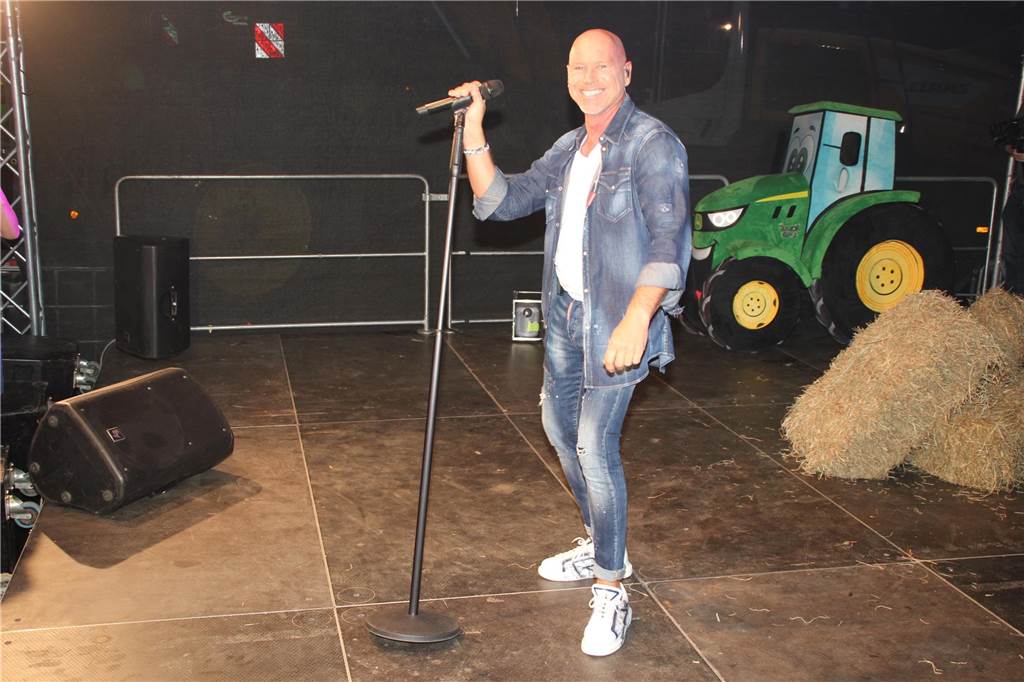 Einfach Bauer – Open Air! Der Name war Programm. Auf dem Acker und Bauernwiese von Benedikt Hülsbusch in Bork feierten viele Tanzwürmer am Samstagabend (16. September), während der untergehenden Sonne, eine ausgelassene Party. Stimmung und gute Laune war garantiert. Schlagerstar Olaf Henning sorgte auf der Bühne für ausgelassene Stimmung. 