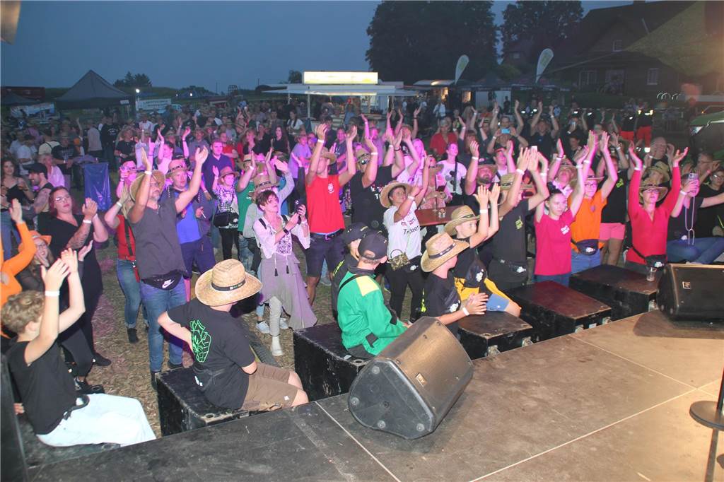 Einfach Bauer – Open Air! Der Name war Programm. Auf dem Acker und Bauernwiese von Benedikt Hülsbusch in Bork feierten viele Tanzwürmer am Samstagabend (16. September), während der untergehenden Sonne, eine ausgelassene Party. Stimmung und gute Laune war garantiert. Schlagerstar Olaf Henning sorgte auf der Bühne für ausgelassene Stimmung. 