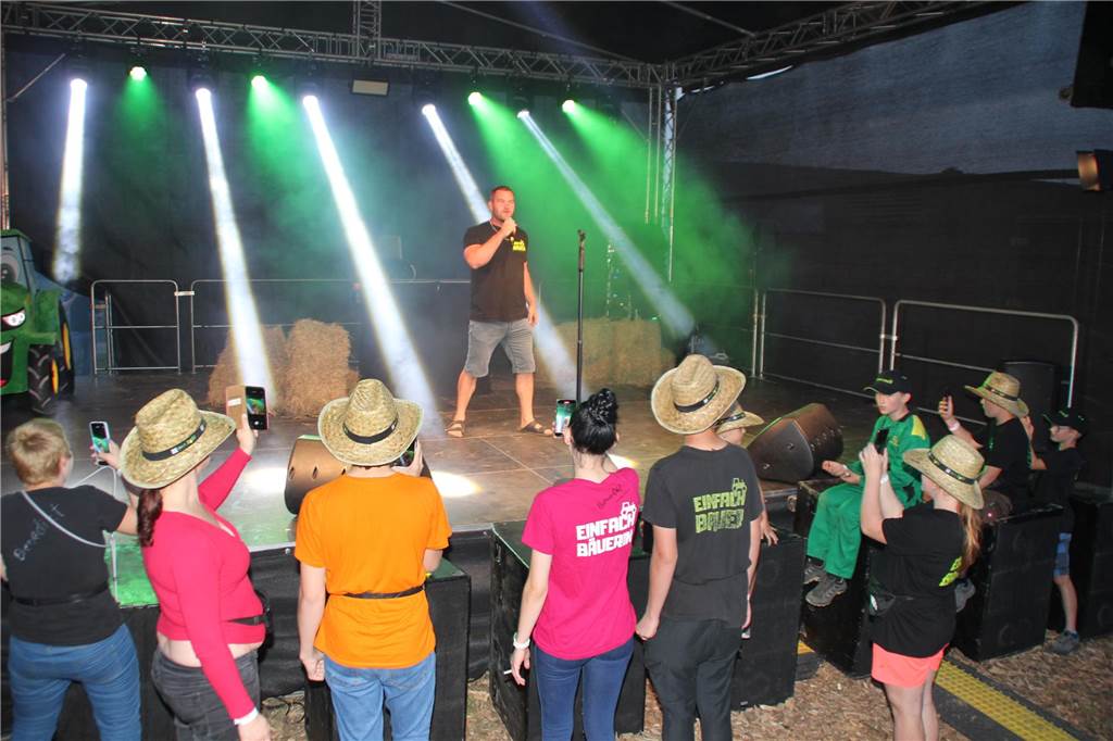 Einfach Bauer – Open Air! Der Name war Programm. Auf dem Acker und Bauernwiese von Benedikt Hülsbusch in Bork feierten viele Tanzwürmer am Samstagabend (16. September), während der untergehenden Sonne, eine ausgelassene Party. Stimmung und gute Laune war garantiert. Schlagerstar Olaf Henning sorgte auf der Bühne für ausgelassene Stimmung. 