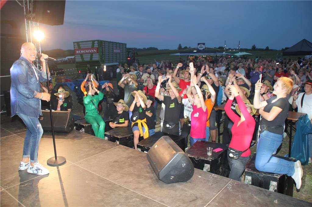 Einfach Bauer – Open Air! Der Name war Programm. Auf dem Acker und Bauernwiese von Benedikt Hülsbusch in Bork feierten viele Tanzwürmer am Samstagabend (16. September), während der untergehenden Sonne, eine ausgelassene Party. Stimmung und gute Laune war garantiert. Schlagerstar Olaf Henning sorgte auf der Bühne für ausgelassene Stimmung. 
