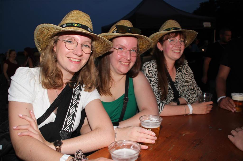 Einfach Bauer – Open Air! Der Name war Programm. Auf dem Acker und Bauernwiese von Benedikt Hülsbusch in Bork feierten viele Tanzwürmer am Samstagabend (16. September), während der untergehenden Sonne, eine ausgelassene Party. Stimmung und gute Laune war garantiert. Schlagerstar Olaf Henning sorgte auf der Bühne für ausgelassene Stimmung. 