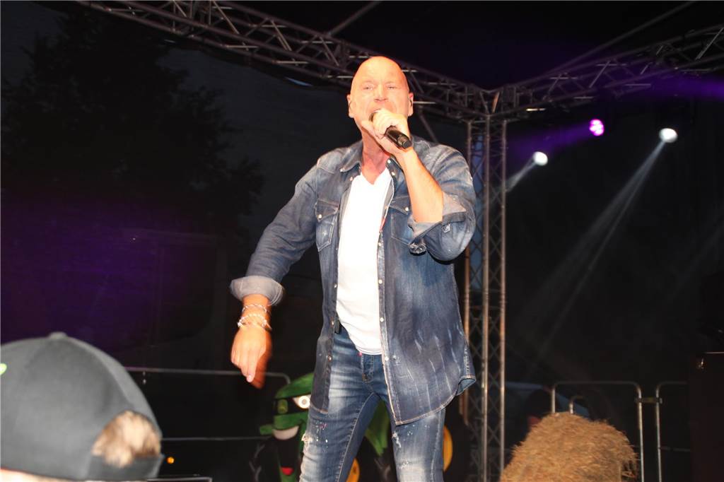 Einfach Bauer – Open Air! Der Name war Programm. Auf dem Acker und Bauernwiese von Benedikt Hülsbusch in Bork feierten viele Tanzwürmer am Samstagabend (16. September), während der untergehenden Sonne, eine ausgelassene Party. Stimmung und gute Laune war garantiert. Schlagerstar Olaf Henning sorgte auf der Bühne für ausgelassene Stimmung. 