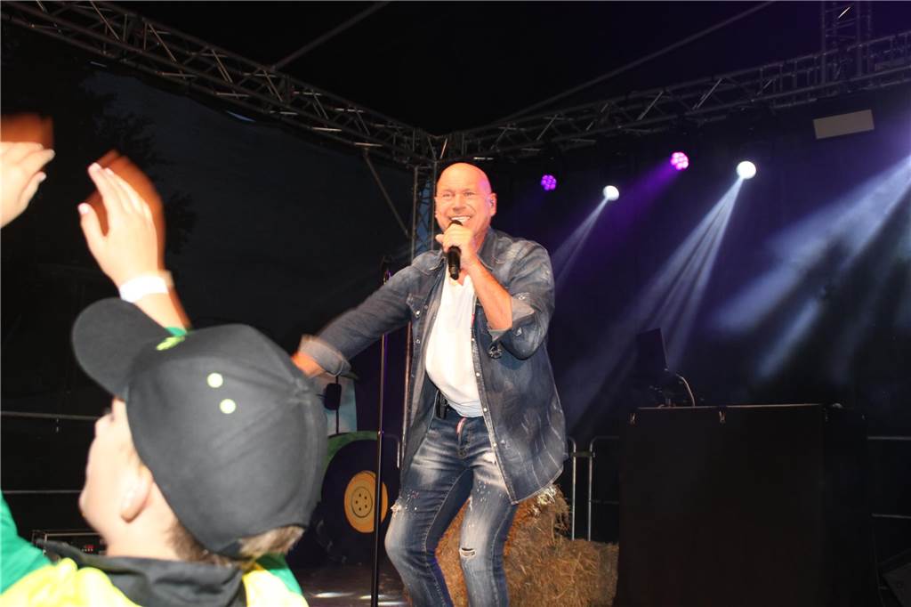 Einfach Bauer – Open Air! Der Name war Programm. Auf dem Acker und Bauernwiese von Benedikt Hülsbusch in Bork feierten viele Tanzwürmer am Samstagabend (16. September), während der untergehenden Sonne, eine ausgelassene Party. Stimmung und gute Laune war garantiert. Schlagerstar Olaf Henning sorgte auf der Bühne für ausgelassene Stimmung. 