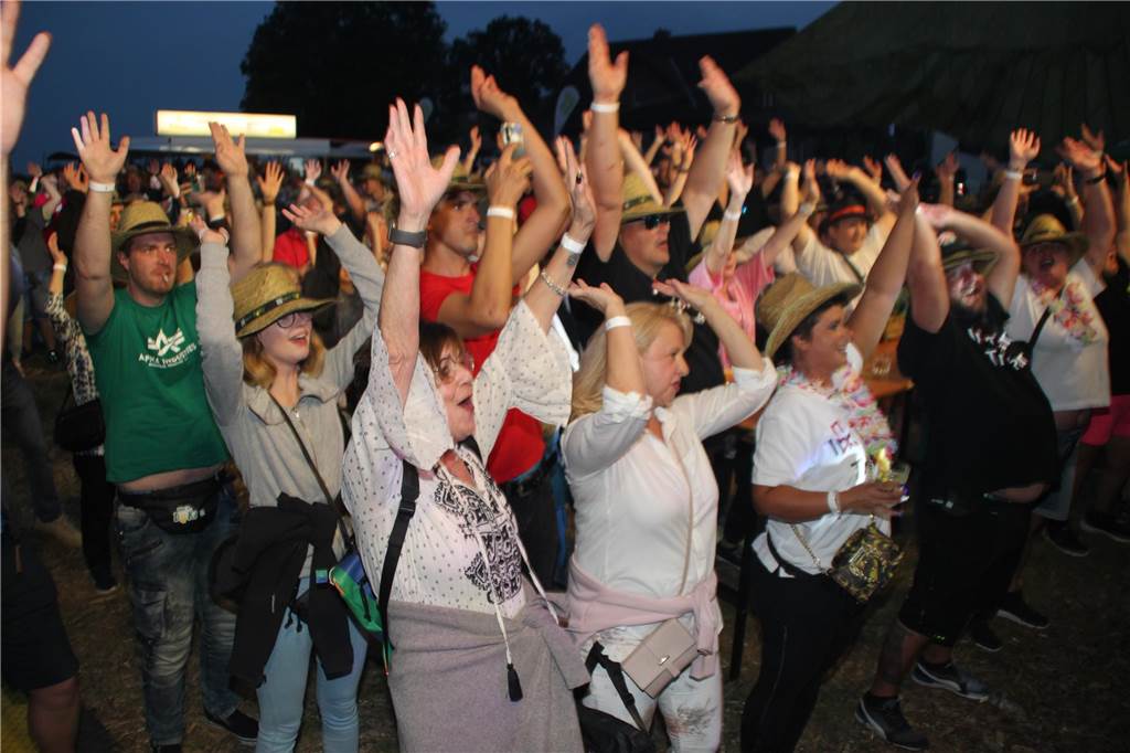 Einfach Bauer – Open Air! Der Name war Programm. Auf dem Acker und Bauernwiese von Benedikt Hülsbusch in Bork feierten viele Tanzwürmer am Samstagabend (16. September), während der untergehenden Sonne, eine ausgelassene Party. Stimmung und gute Laune war garantiert. Schlagerstar Olaf Henning sorgte auf der Bühne für ausgelassene Stimmung. 