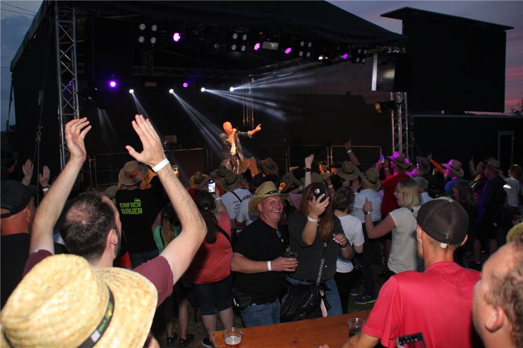 Einfach Bauer – Open Air! Der Name war Programm. Auf dem Acker und Bauernwiese von Benedikt Hülsbusch in Bork feierten viele Tanzwürmer am Samstagabend (16. September), während der untergehenden Sonne, eine ausgelassene Party. Stimmung und gute Laune war garantiert. Schlagerstar Olaf Henning sorgte auf der Bühne für ausgelassene Stimmung. 