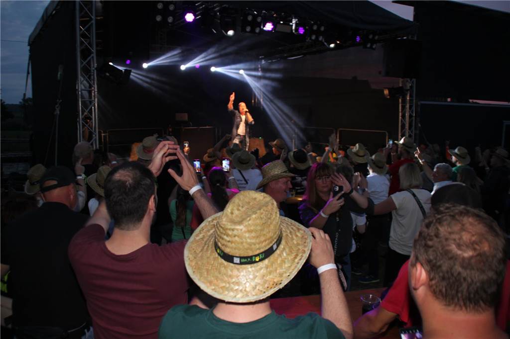 Einfach Bauer – Open Air! Der Name war Programm. Auf dem Acker und Bauernwiese von Benedikt Hülsbusch in Bork feierten viele Tanzwürmer am Samstagabend (16. September), während der untergehenden Sonne, eine ausgelassene Party. Stimmung und gute Laune war garantiert. Schlagerstar Olaf Henning sorgte auf der Bühne für ausgelassene Stimmung. 