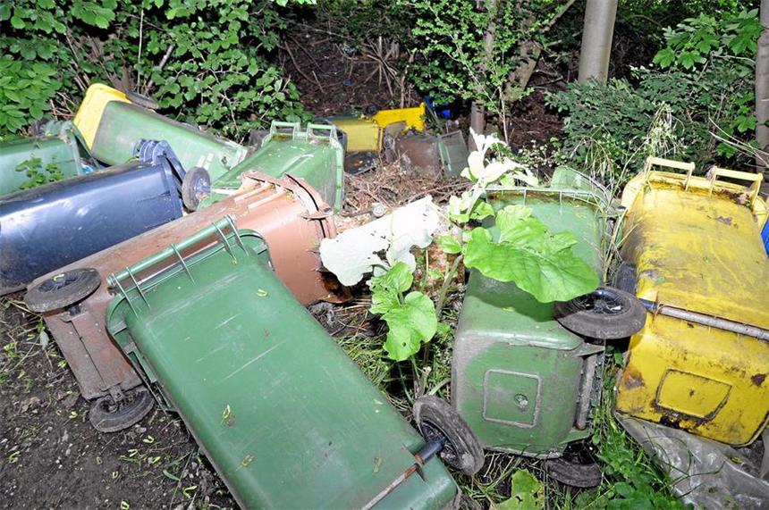 Ekel-Alarm: Lebensmittel-Reste an der A42 entsorgt Einfach die Böschung hinunter geworfenen: In Castrop-Rauxel sind Tonnen mit Lebensmittelresten illegal entsorgt worden.