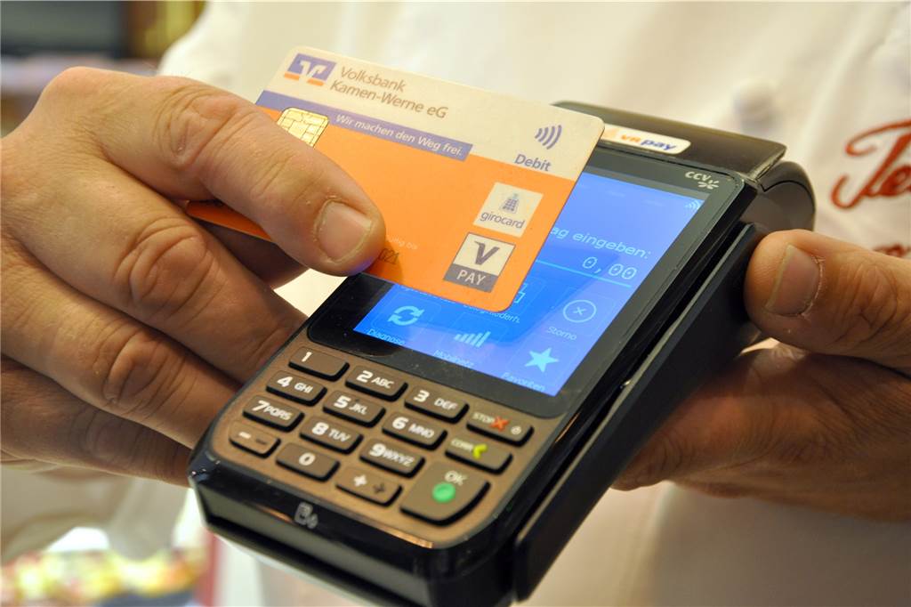 Kontaktloses Bezahlen ohne Pin steht in Werne noch am Anfang Einfach die EC-Karte auf das Lesegerät legen und schon ist die Rechnung bezahlt.