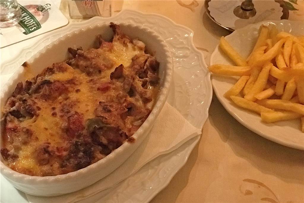 Einfach ein Genuss: Das überbackene Gyros und dazu Pommes auf einem Extra-Teller.