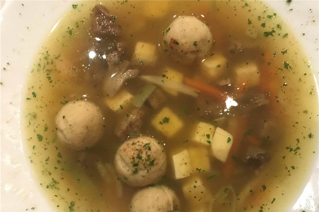 Der Olfener Landgasthof Zum Forsthaus bietet moderne Küche hinter betagten Mauern Einfach lecker: die Rindfleischsuppe.