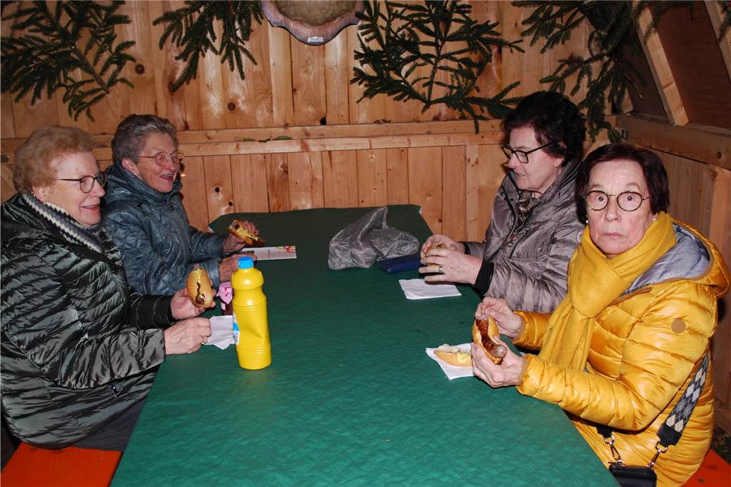 Pastors Busch bietet ideales Vorweihnachtsambiente Einfach lecker: Diese Besucherinnen genossen die Wildbratwurst.