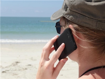 Einfach nur am Strand entspannen? Von wegen! Viele Arbeitgeber bleiben auch in der Urlaubszeit erreichbar. Foto: Andrea Warnecke