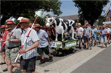 Einfälle wie beim Rosenmontagszug: Das Antreten der Sythener Kompanien auf dem Dorfplatz ist immer ein Spektakel.