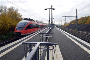 Einfahrt eines Zuges in den Bahnhof Preußen: Der geplante Zugang zum Bahnhof von der Bebelstraße aus wird jetzt im Ausschuss für Stadtentwicklung und Umwelt diskutiert.